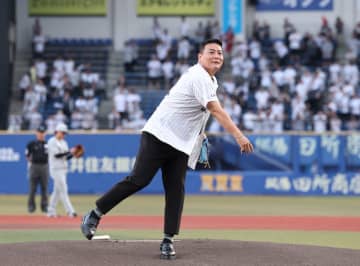 ロッテOB・金泰均さんが始球式「マリーンズのファンは最高のファンだと思いました」