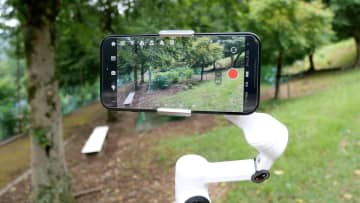 初心者にも使いやすい！スマホ用電動ジンバル「Insta360 Flow 2」【動画ライター】