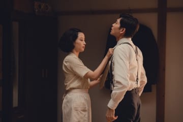 広瀬すず＆松下洸平、日常を切り取った仲睦まじい“夫婦ショット”『遠い山なみの光』場面写真