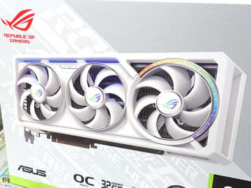 裏面にもファンを搭載したASUSのGeForce RTX 5090に白色モデル、価格は62万円以上