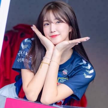 「ドッカンボディきたー！」韓国９頭身チアが米西海岸で魅せた“悩殺肩出しワンピ姿”にファン熱狂！「美人すぎでしょ」「ハリウッド女優だ」