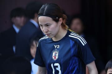 なでしこJ にアクシデント…北川ひかるが無念の負傷交代。ニールセン体制で全試合出場のSBが右ひざを押さえて苦痛の表情