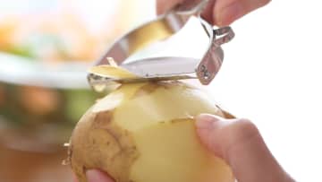 ピーラー・おろし金・スライサー・包丁はどう洗う？漂白剤や食洗機NGの場合も…キッチンツールのお手入れのコツ