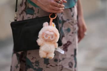 世界が熱狂する「ラブブ」とは？中国発の奇妙でかわいいキャラクター。その人気の理由