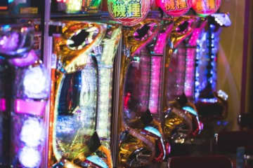 「気持ち悪い」パチンコ店で隣に座ってくる“トナラー”の正体とは？　歴20年の筆者は「悪意はない」と分析