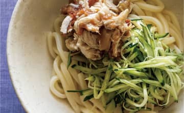 暑い日のごはんに。冷凍うどんで大満足！「ささみと梅肉ののっけうどん」のレシピ