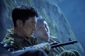 地雷が隠されている非武装地帯の草原を全力疾走！“脱走”前夜を映す『脱走』本編冒頭シーン