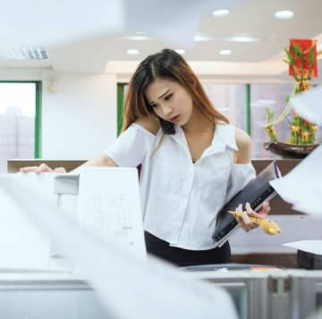 「会社からはこれだけしか…」と出張手当のほとんどをピンハネするケチ上司。→”経費レシートの裏”に実態を書き込み、社長に直接渡した結果…。【短編小説】