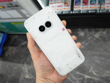 背面が光る6.7インチスマホ「Nothing Phone (2a)」が42,800円！未使用品が500台も入荷
