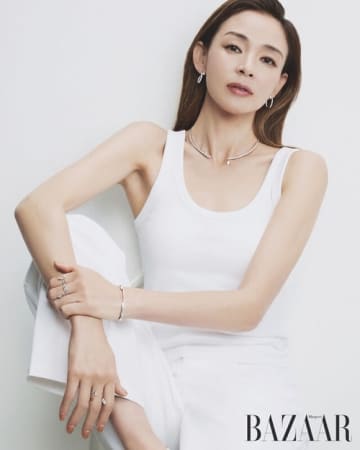 SHIHO、秋山成勲からのプレゼントで話題のジュエリーブランドとコラボ…美しさ際立つグラビアを披露