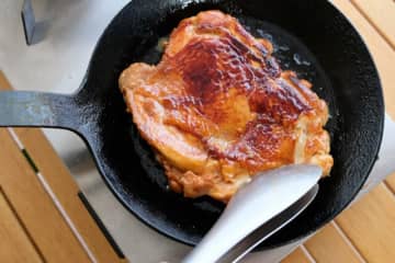 【じつは “春巻きの皮” は揚げなくてもおいしい！】ごちそうキャンプ飯「野菜たっぷり北京ダック風チキン」の作り方