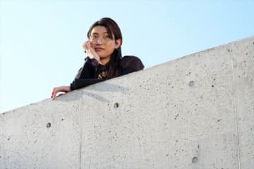 『仮面ライダーガヴ』第41話「にじり寄る眼鏡」、黒ずくめの怪しい男の正体は誰だ!?