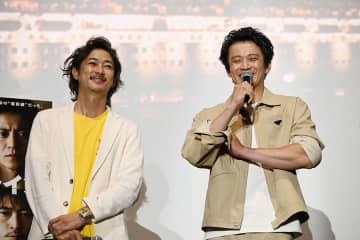小栗旬、大阪で舞台挨拶「窪塚洋介と仕事ができて嬉しかった」