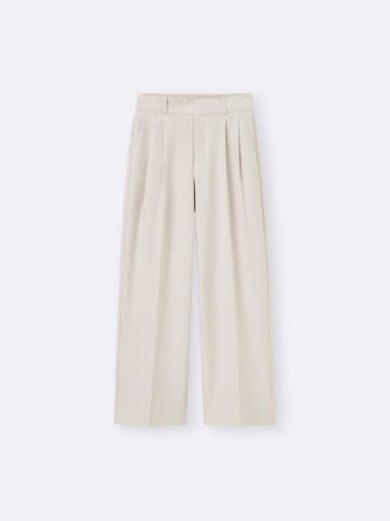 【GUの名品パンツ】は“白系”が正解かも！ 夏に真似したい♡「大人の着回しコーデ」