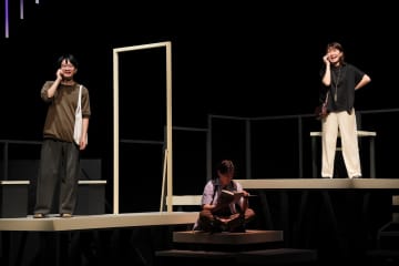 横山拓也主宰 iaku 新作『はぐらかしたり、もてなしたり』開幕