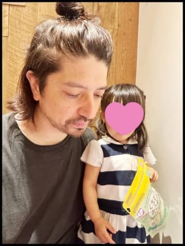 ギャル曽根、髪を伸ばしている夫の姿を公開「暑いのでこうやって家では束ねてます」