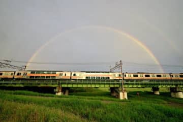 衝撃…多摩川上空に幻想的すぎる一枚　完璧アーチのダブルレインボー出現！幸運の架け橋と感激の声続出