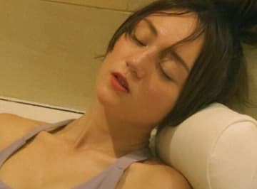 スタイル抜群の29歳モデル美女、43歳彼氏とジャグジーでまったり！結婚について切り出す