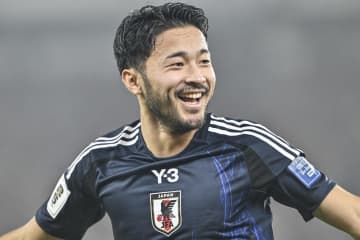 ｢玖生いるー！｣｢合流してんのか｣日本代表の菅原由勢＆松木玖生の“肩組み”新コンビ結成映像にファン興奮！｢共演楽しみ｣の声