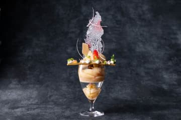 コンラッド東京×「パティスリィ アサコ イワヤナギ」桃尽くしパフェ、すだち＆ほうじ茶の爽やかな味わい