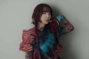 ヒグチアイの新曲「エイジング」自己完結的な題材を形にした“独り言”3部作の第1弾