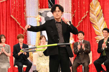 稲垣吾郎、鉄板特技のフラフープを生披露「やめろと言われるまでずっと続けられます」