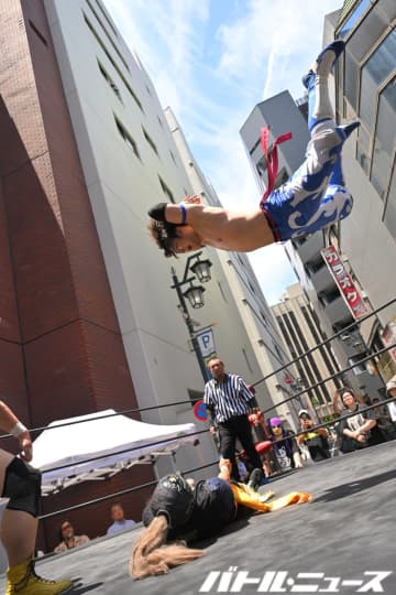 39℃のとろけそうな日に商店街でプロレスラーが大暴れ！“暑い”闘いで熱中症をぶっ飛ばす！