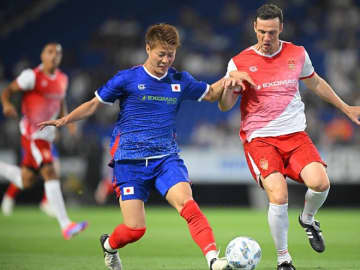日本屈指のテクニシャン柿谷曜一朗が翻弄された？ 元仏代表レジェンドに股を抜かれ…「足がこんがらがった」「みんな太ってるけどめちゃくちゃ上手い」