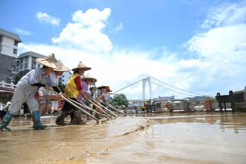中国西南部と南部、13本の河川で警戒水位以上の洪水が発生