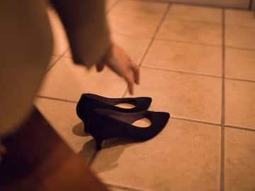 夫婦の寝室で目撃した衝撃の不倫現場……運命の出会いからスピード婚した夫の「恐ろしい二面性」