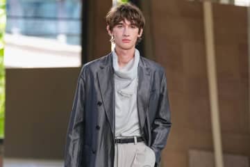 エルメス 2026年春夏メンズコレクション、軽く涼やかな夏の佇まい