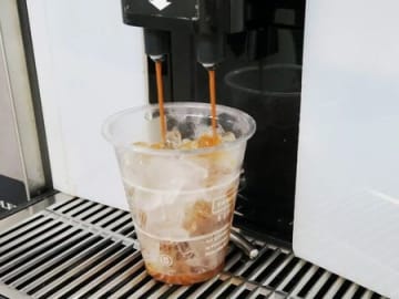アイスコーヒー2つ買っても大丈夫！こぼさず片手で持ち歩く裏ワザ。覚えておいてソンはなし♪