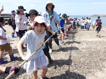 親子、力合わせ地引き網　ひたちなか、300人参加　茨城