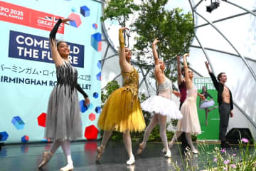 灼熱の万博で英国名門バレエ団野外ステージ…暑さに負けず拍手喝采