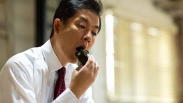 どこにそんな金があるんだよ…小遣い月2万円で半額おにぎりとパンがお昼の定番、涙ぐましい節約に耐えてきた年収500万円・56歳会社員。妻の「家を買わない？」に半ギレも“まさかの告白”に拍手喝采【CFPの助言】