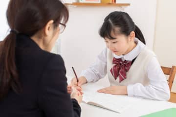 同じ“先生”でもこんなに違う？「小・中・高校教員」の年収を比べてみたら意外な結果に…私立と公立の差も解説！
