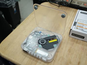 プレイヤー内部が透けて見える「CDプレーヤーSK-25」がサンコーから