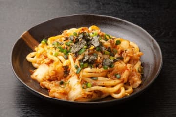 【現役板前が伝授】”傑作まかない”『キムチ焼きうどん』の作り方を公開！味に深みを出す”焼き目”の付け方が『目からウロコ』と主婦から絶賛の声多数「これ絶対美味しいヤツ」「暑い日でもするする食べれちゃいそう」の声