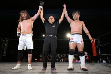 猪木対アリ戦49年ぶりの再現は引き分け決着…超人イリエマンが永島勝司氏の遺影の前で号泣