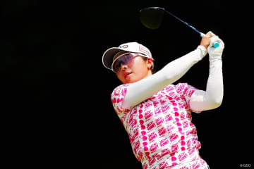 “脇道ルート”にセッティング担当も「ムムム」 佐久間朱莉が17番でド左にティショット