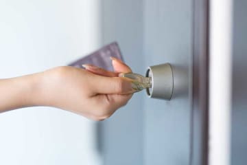 玄関ドアの意外な盲点　カギをかけただけでは防犯対策は不十分　空き巣の手口を不動産会社が注意喚起