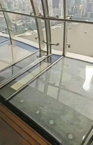 上海のシンボルのテレビ塔のガラス床に亀裂、高温が原因か