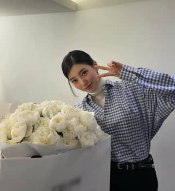 スジ（MissA）、レジェンド“彼女ショット“誕生…大きな花束をもらい愛嬌爆発