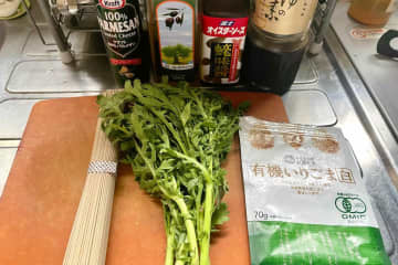 蕎麦に“生の春菊”を混ぜたら、香りが別次元！　けんた食堂「激ウマレシピ」に感動…