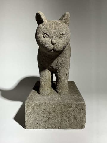 「すごい見たい、このこ」　企画展「いつもそばには猫がいた」で展示中の〝猫石像〟にネットめろめろ