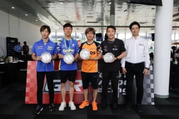 スーパーGT参戦150戦の石浦、大嶋、松田、200戦の立川監督に第3戦セパンで日本自動車会議所豊田章男会長から記念プレート贈呈