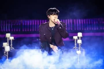 BTS ジン、初ファンコンツアー幕開け！ピアノ弾き語りや投げキスも…RMとJ-HOPEが観覧に