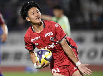 「何じゃコレ」「久保竜彦かよ…」現役高校生が神ゴール！ 17歳FWの“30メートル級”衝撃ドライブ弾にSNS沸騰「将来は代表入りかな」