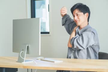 日本人の平均座位時間は「約7時間」と世界最長クラス！ 座りっぱなしで「年数万円」のコストに!?“健康・経済リスク”を避けるための方法も確認