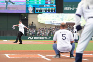 西武、和田一浩さんと潮崎哲也シニアアドバイザーがセレモニアルキャッチ